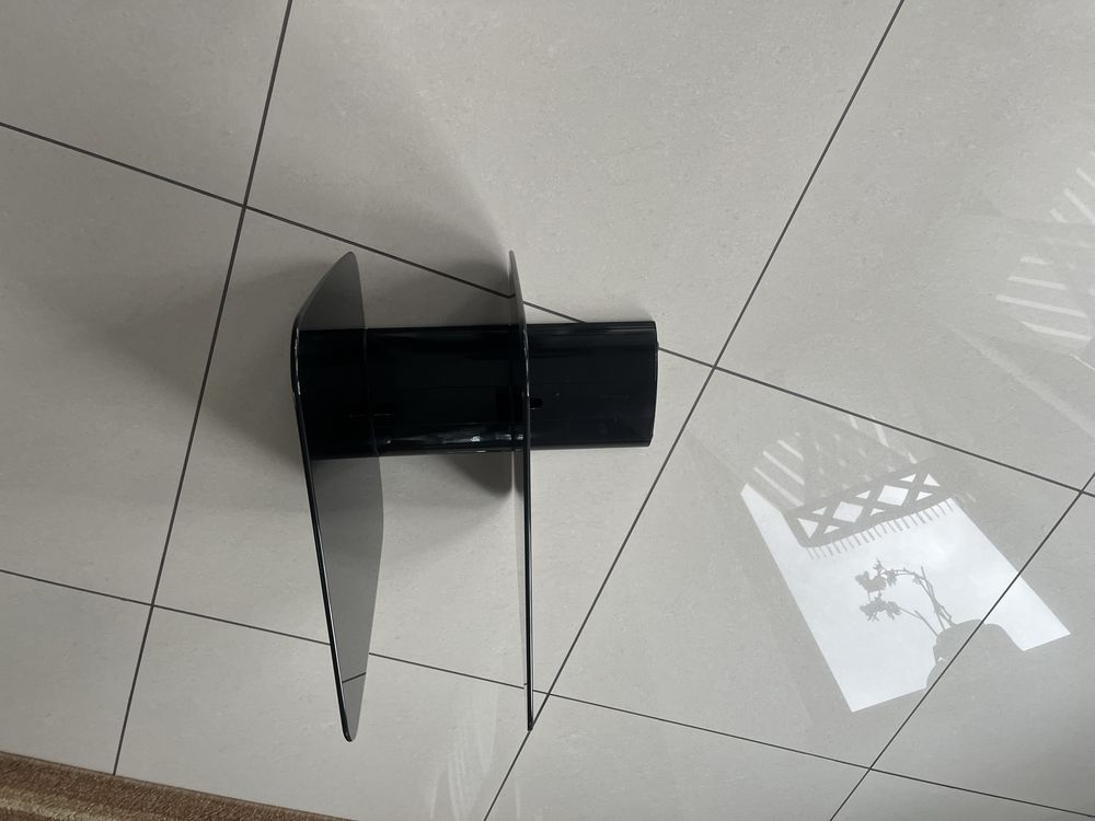 Podwójna szklana półka pod TV