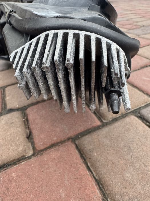 Фара права Tesla model 3