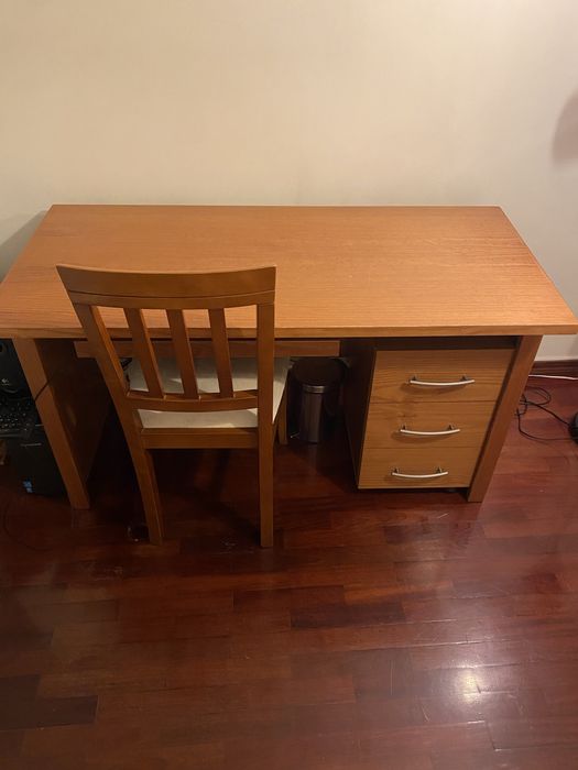 Secretária com cadeira