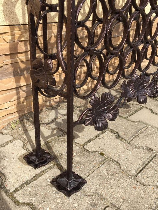 Duży stojak metalowy kuty na wino kolor miedź antyczna 95 but.wina