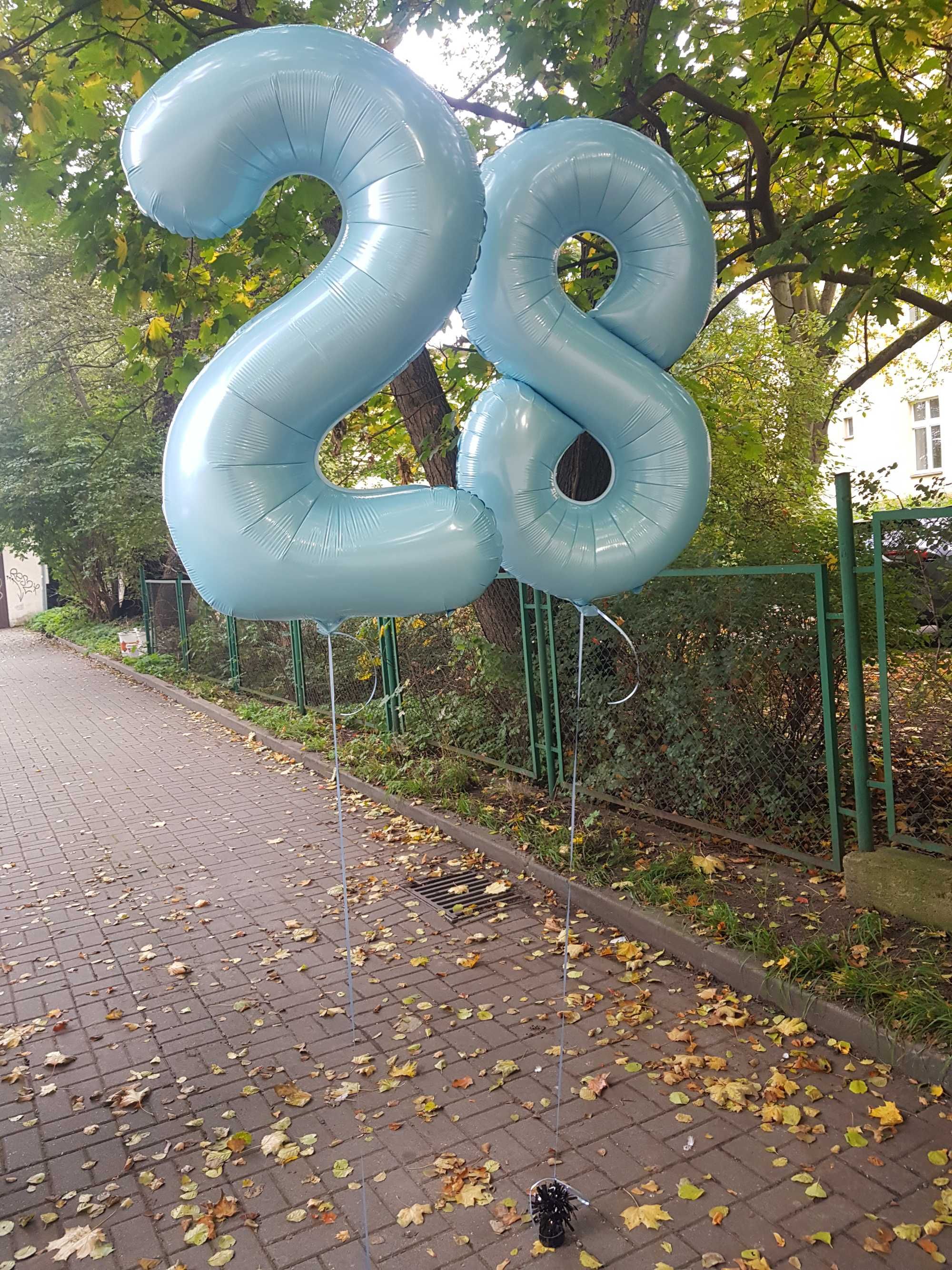 Balony hel urodzinowe cyfry 2 i 8 dwa osiem niebieskie obciążniki