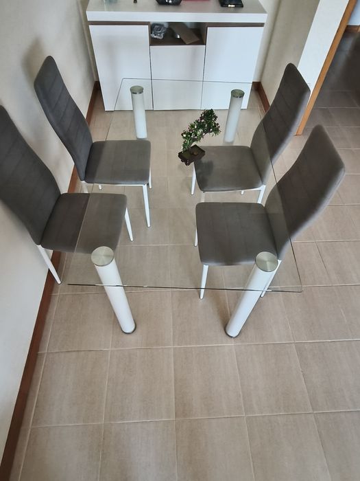 Mesa de vidro + 4 cadeiras