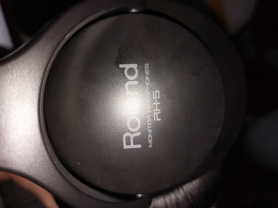 Perkusja elektroniczna Alesis Surge wraz z głośnikiem i słuchawkami