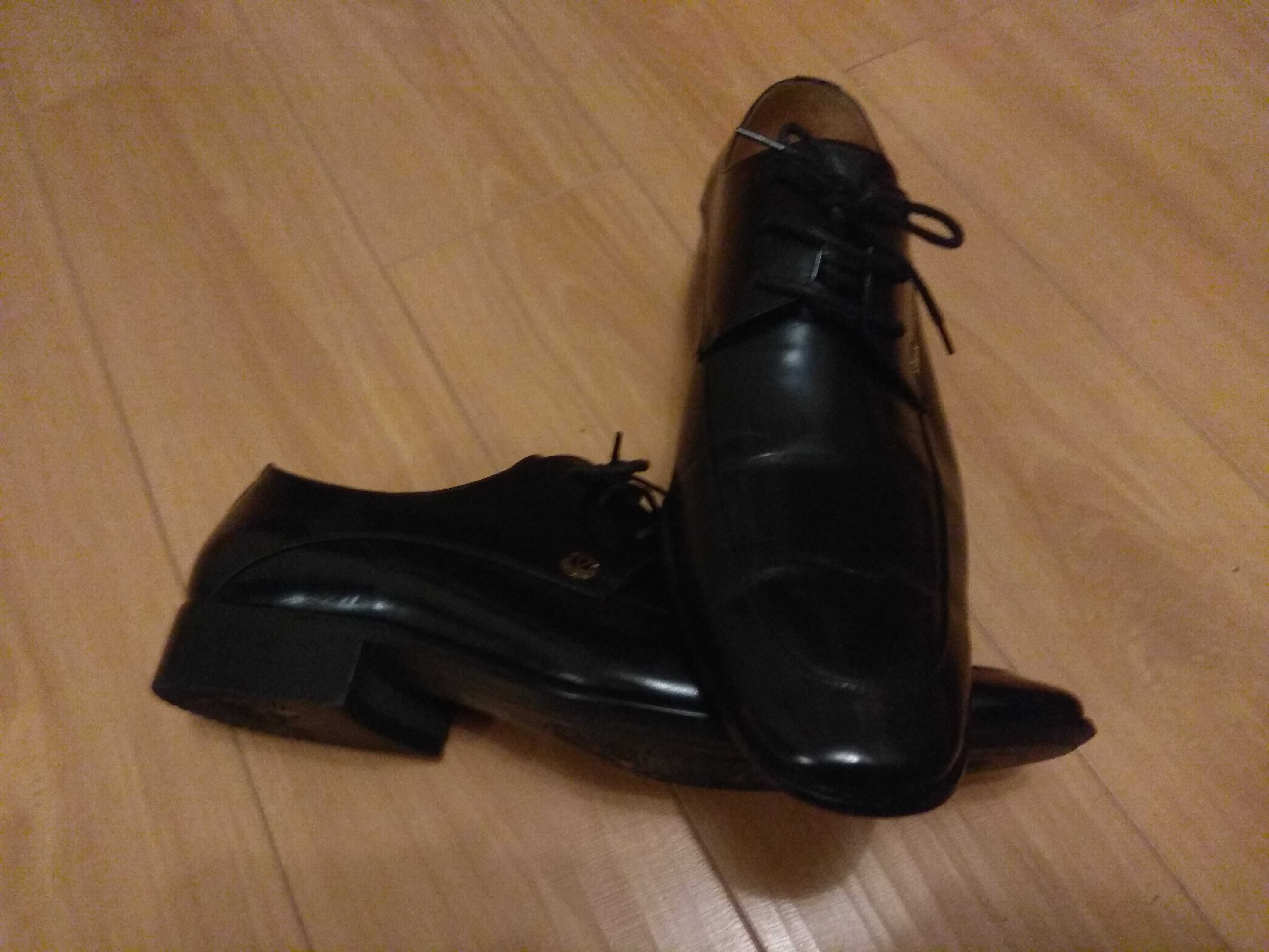 мужские лакированные туфли на 41-42 размер
