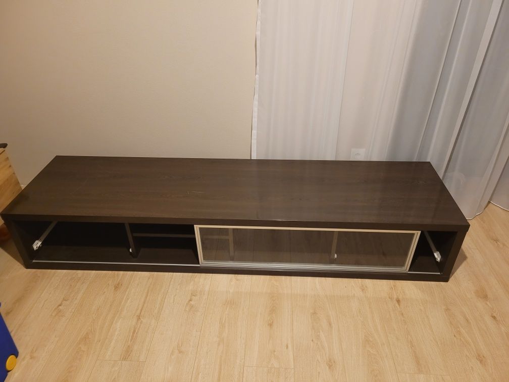 Komodę pod telewizor o wymiarach 210×53×43
