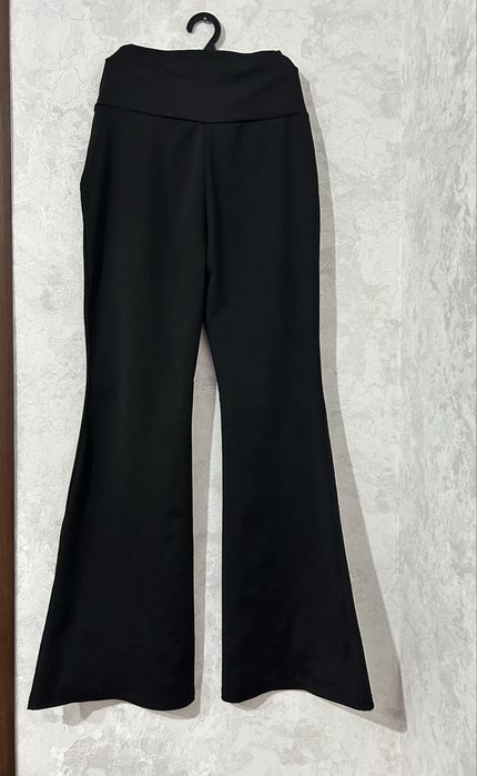 Штани кльош від коліна