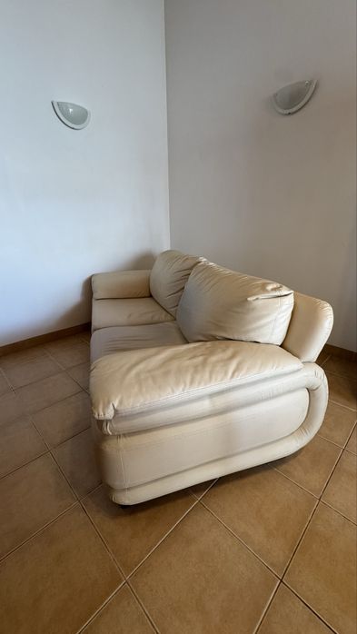 Sofa 3 lugares em pele (preço para despachar)