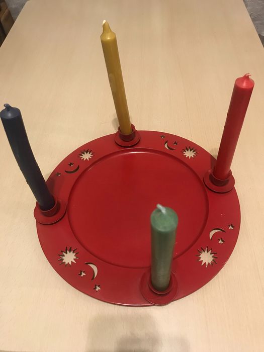 Świeczniki z kutej stali w kolorze czarnym i czerwonym.