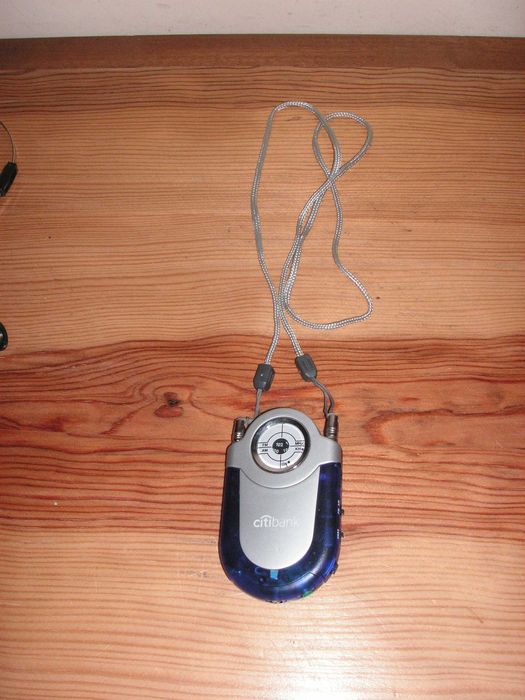 Pequeno Rádio Portátil com Auriculares e Auscultadores