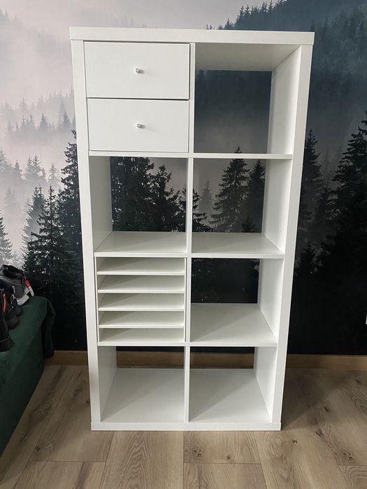 Kallax IKEA z szudlafami i póleczkami