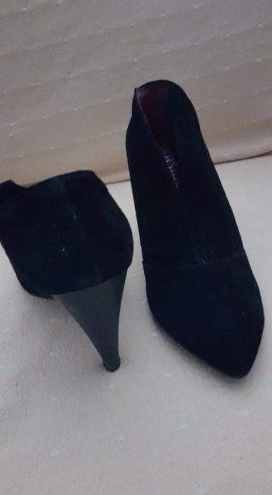 sapatos e botins pretos ( 38, salto alto)