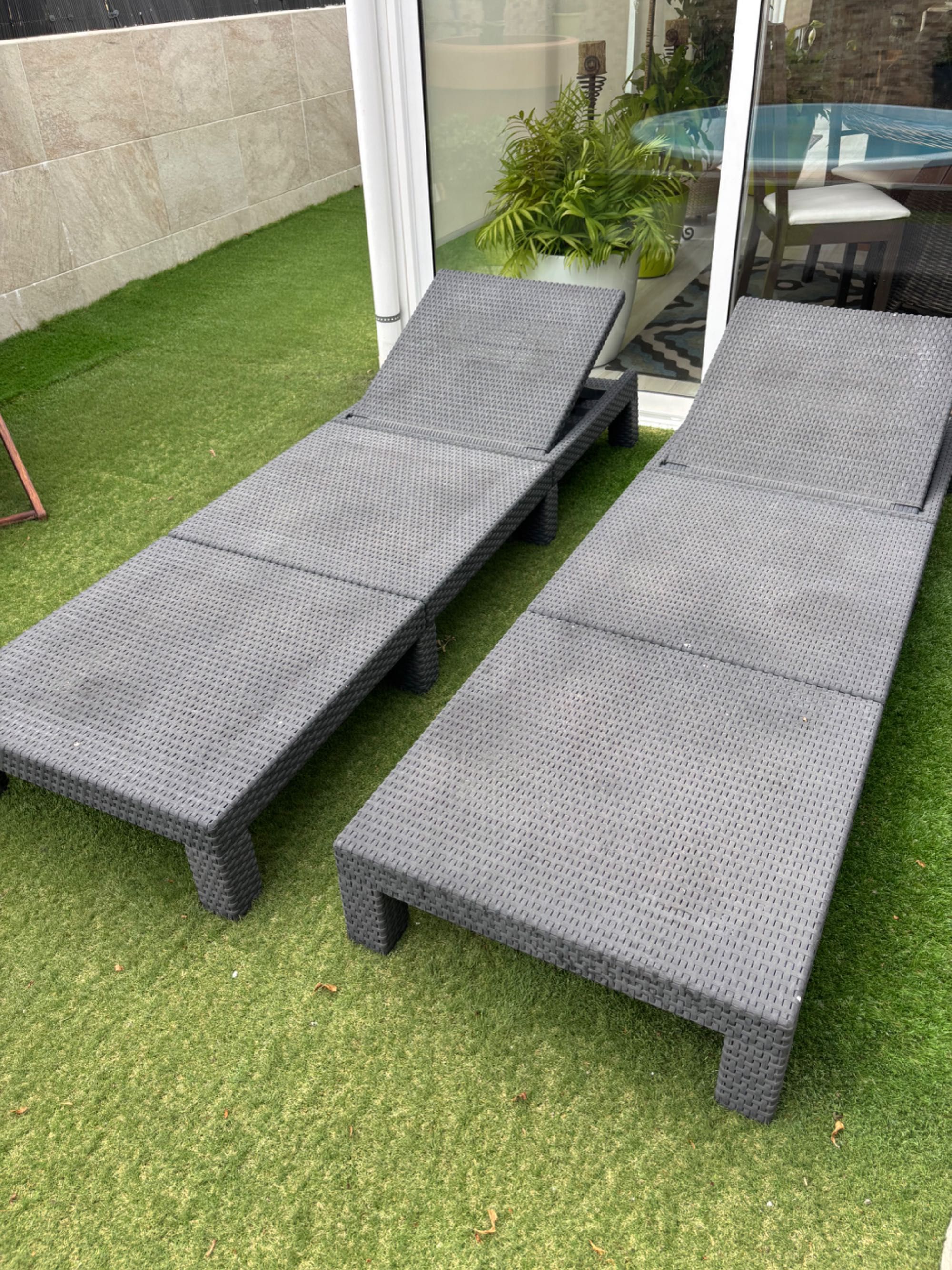 Espreguiçadeiras e mesa apoio em resina