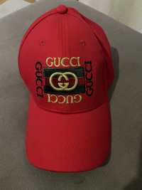 Czapka z daszkiem czerwona z napisem Gucci