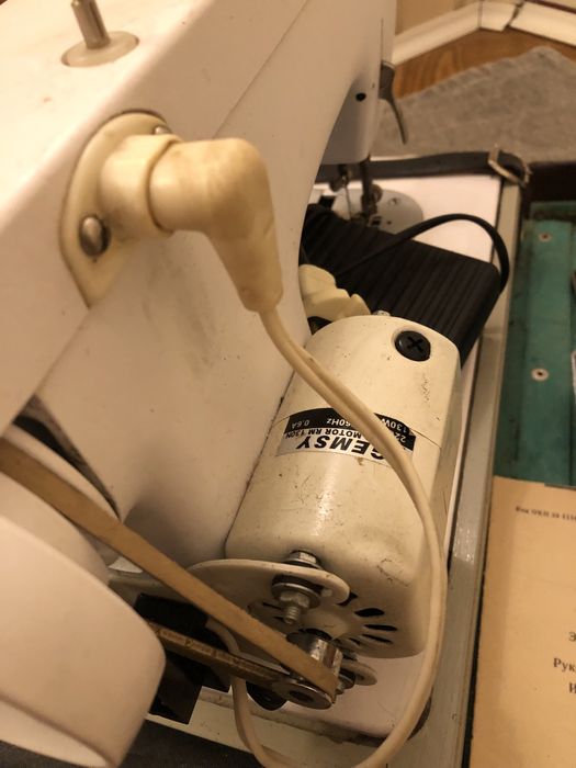 Продається швейна машинка у чемодані