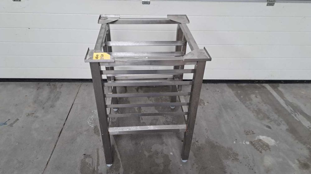 Piec konwekcyjno-parowy Tecnoeka z okapem i podstawą