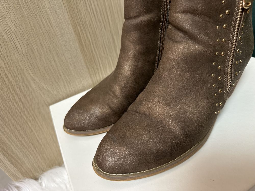 Botins Castanhos com Brilho e Tachas 37