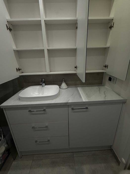 Zabudowa łazienkowa ze zlewem i blatem