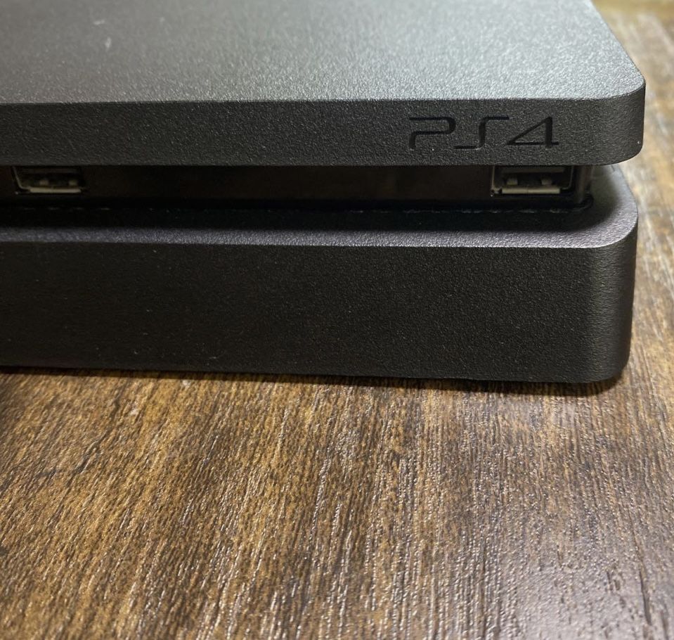 mam na sprzedaż SONY PlayStation4 PS4 Jet Black Slim