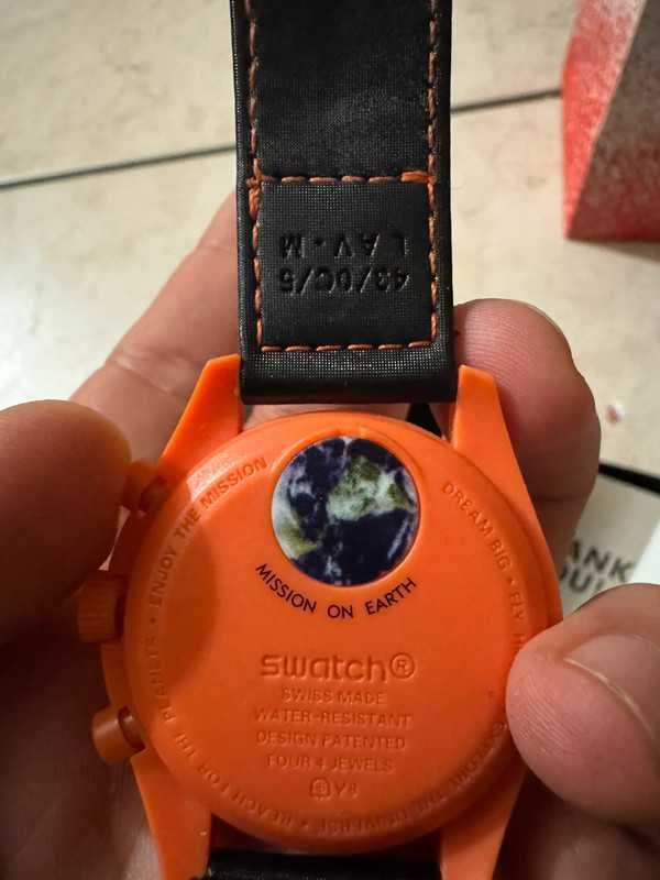 Omega x Swatch SO33O100 Lava - Gradienty Czerwonego i Oranżowego