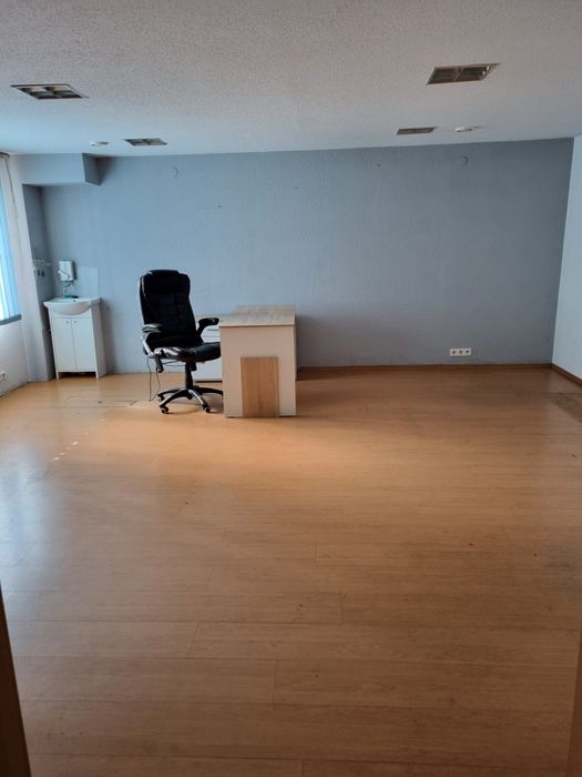 Biura 50 m2 + magazyny 215m2