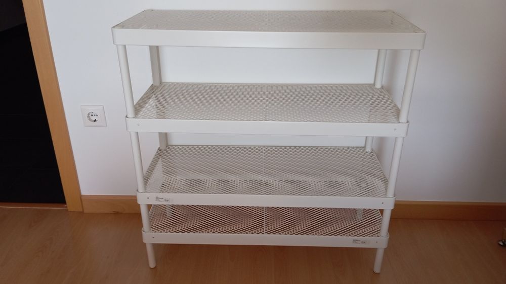 Prateleiras em metal branco