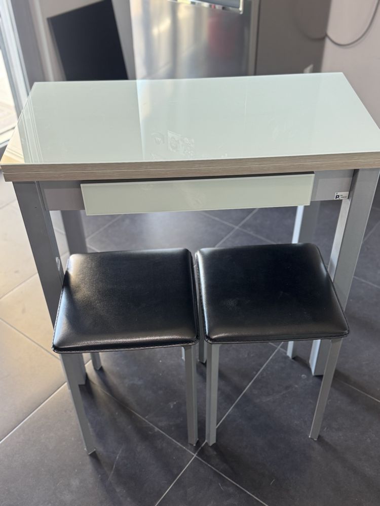 Mesa de cozinha + 2 bancos