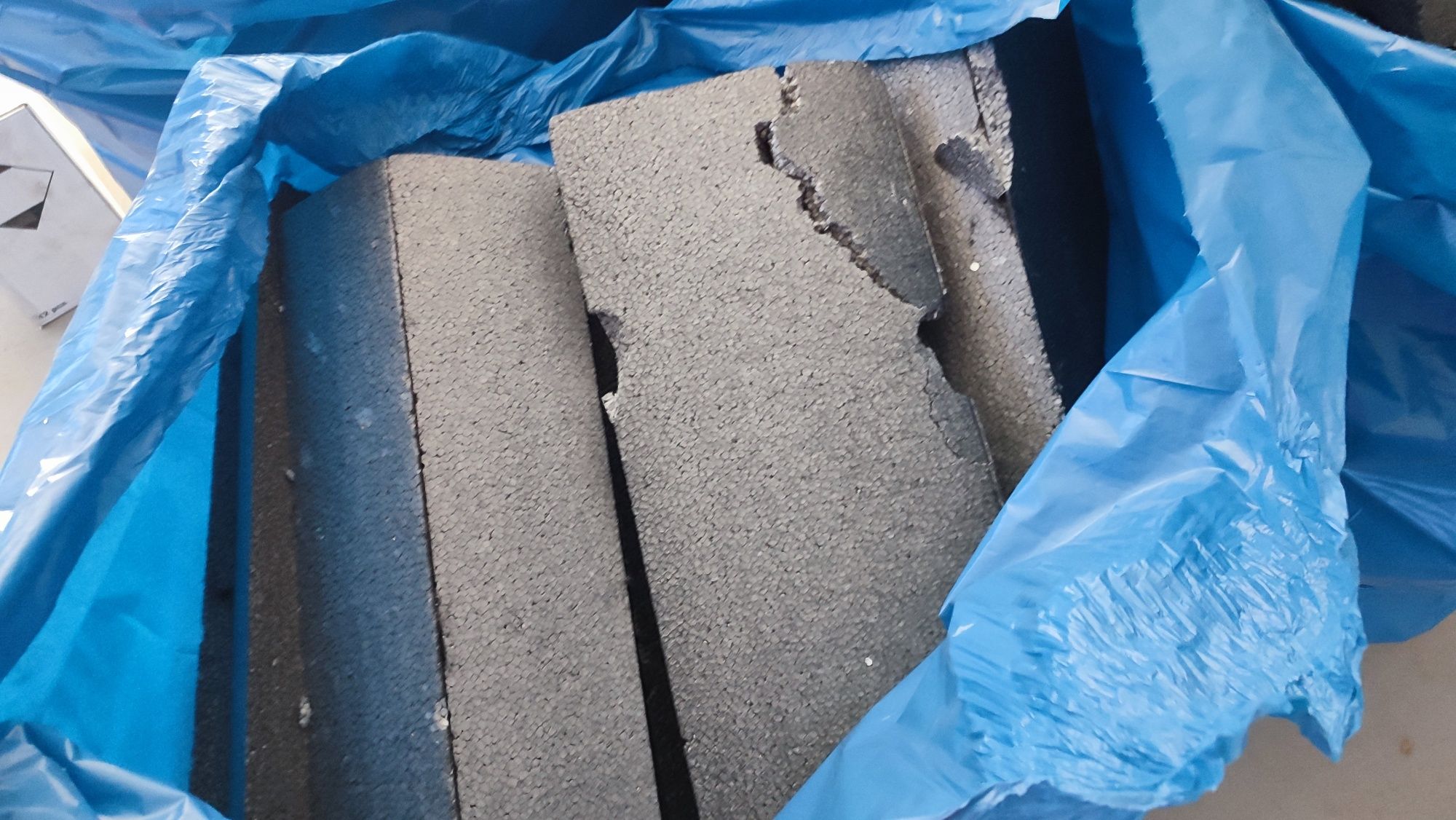 Styropian – pozostałości po elewacji i posadzkach