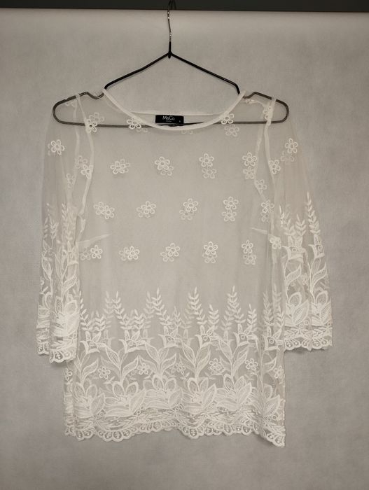 Koronkowa bluzka z białą koszulka na ramiączkach