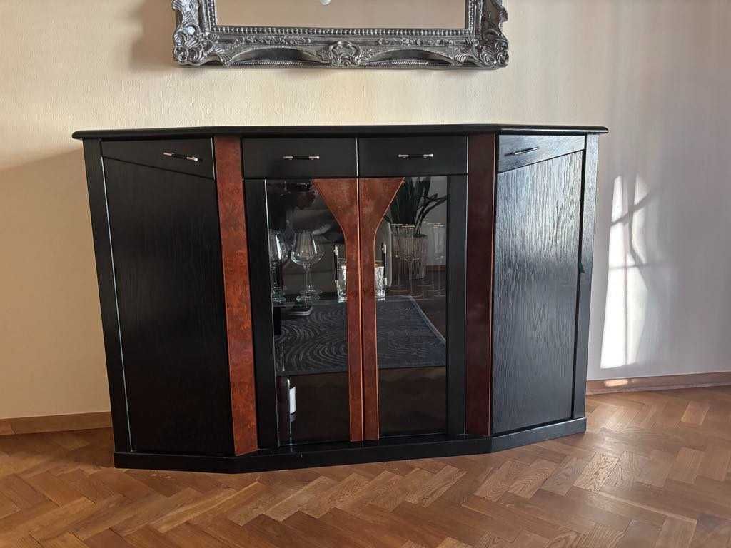 Włoska komoda z litego drewna – podświetlane, przeszklone wnętrze