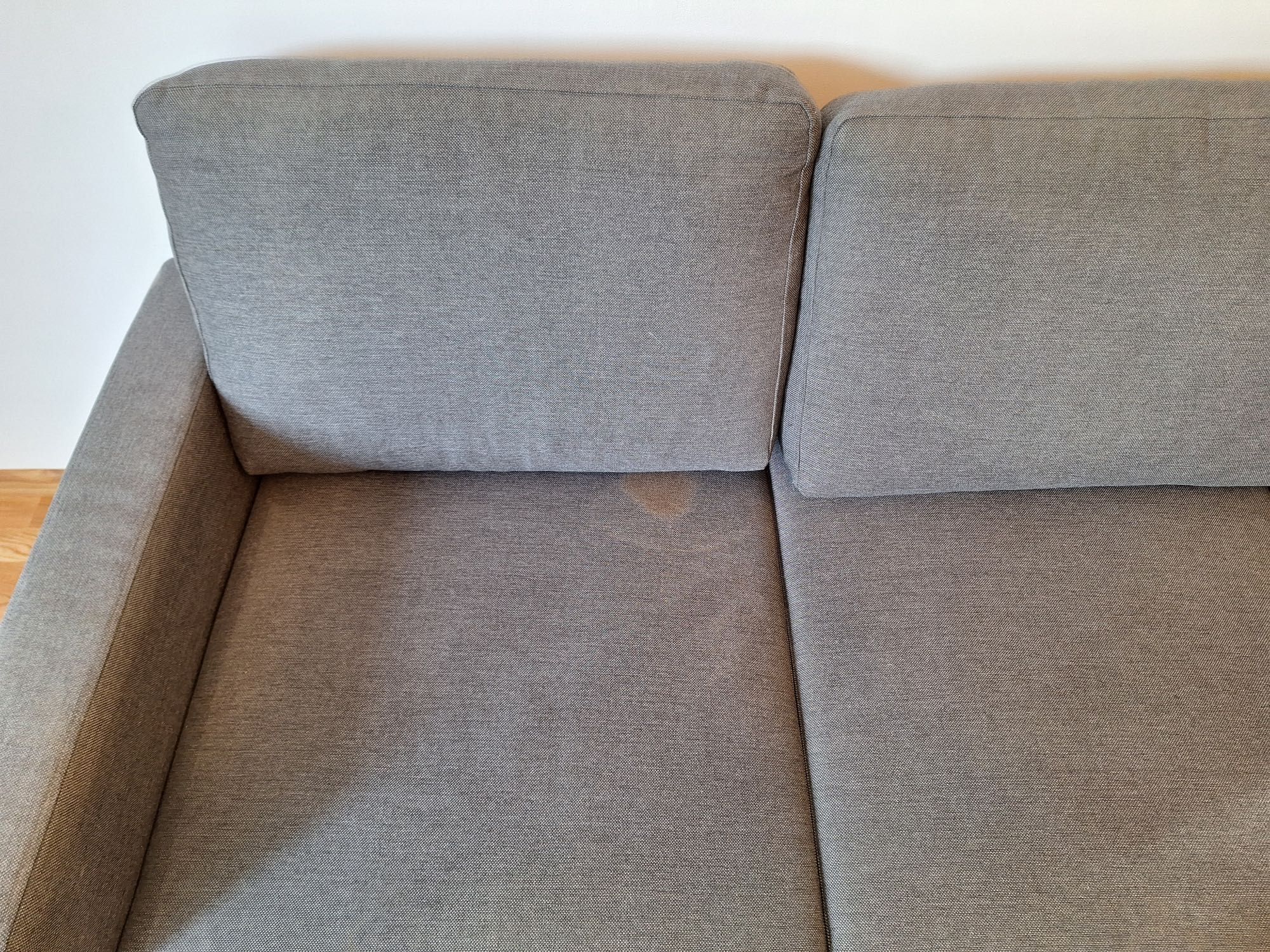 szara sofa rozkładana