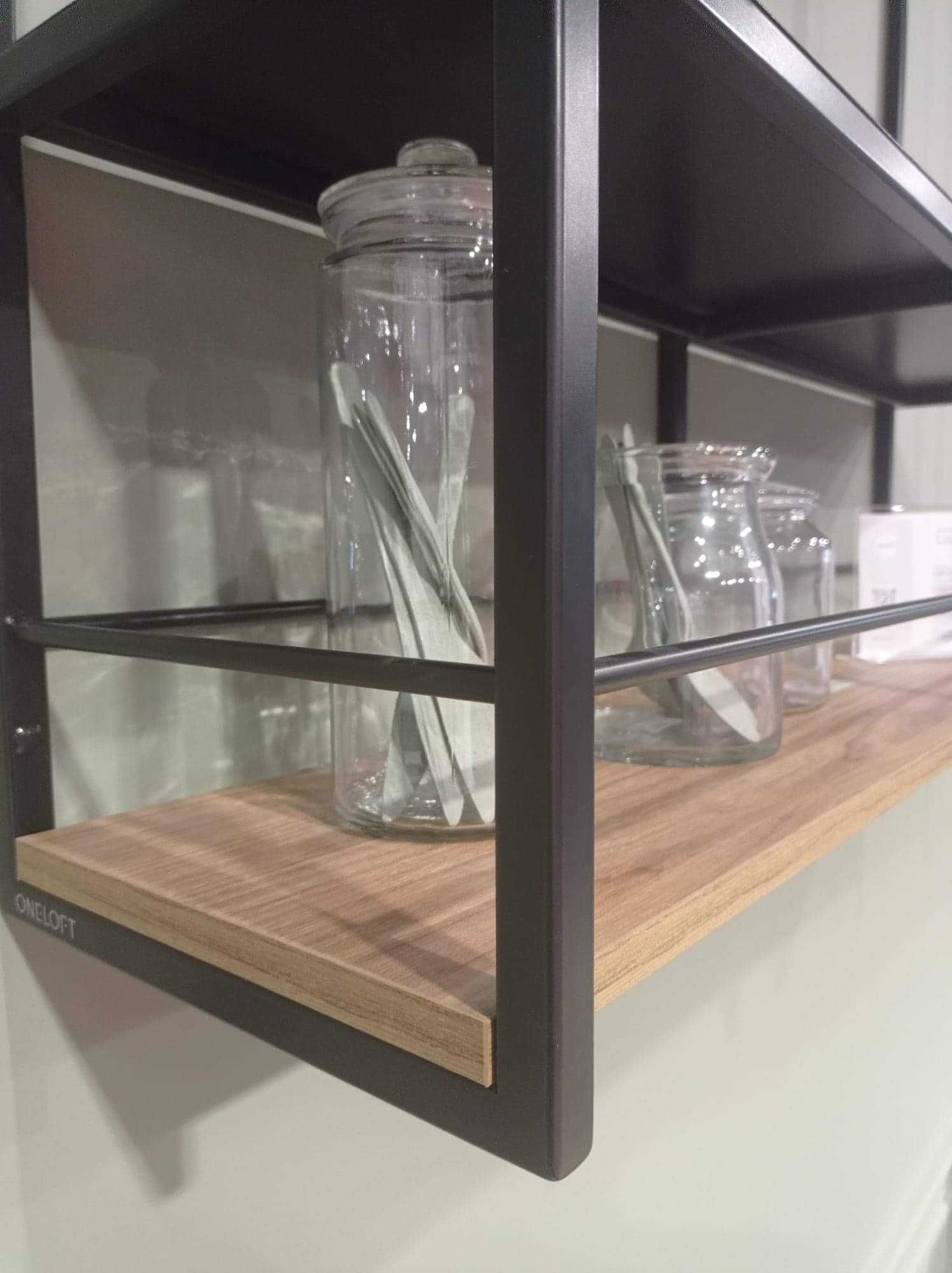 Półka Innis w stylu loft z metalowym blatem i relingami