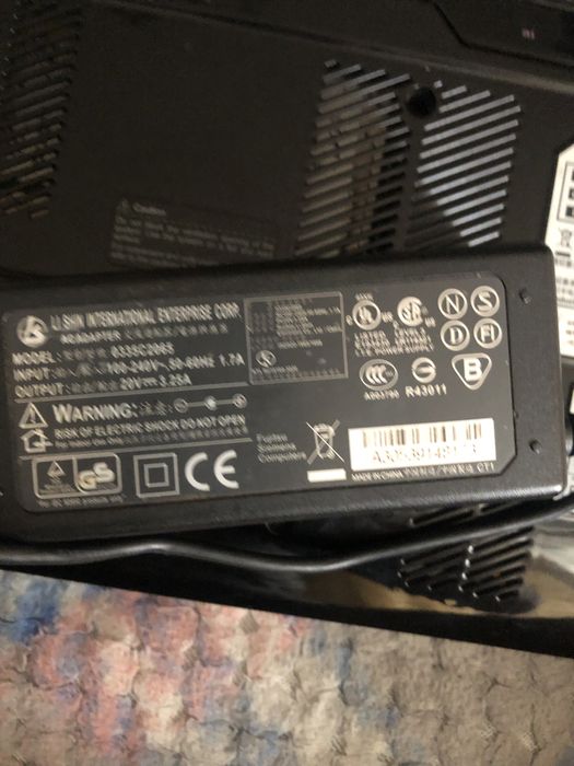 Нетбук LG та бездротова мишка