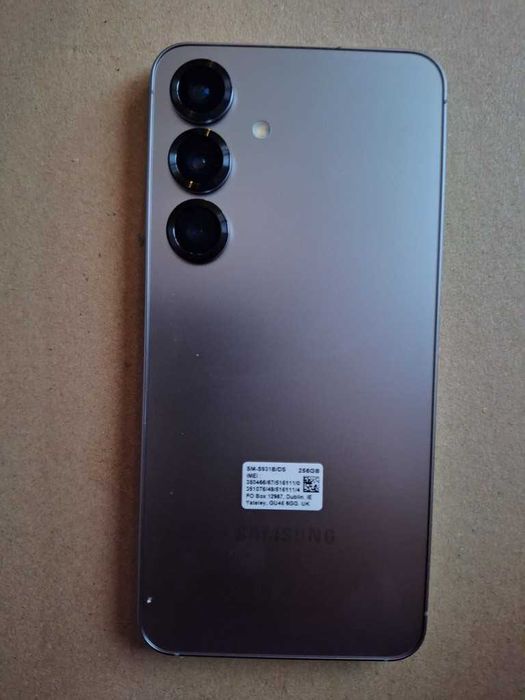 Nowy telefon Samsung S25, srebrny mat