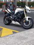 Moto Triumph 675