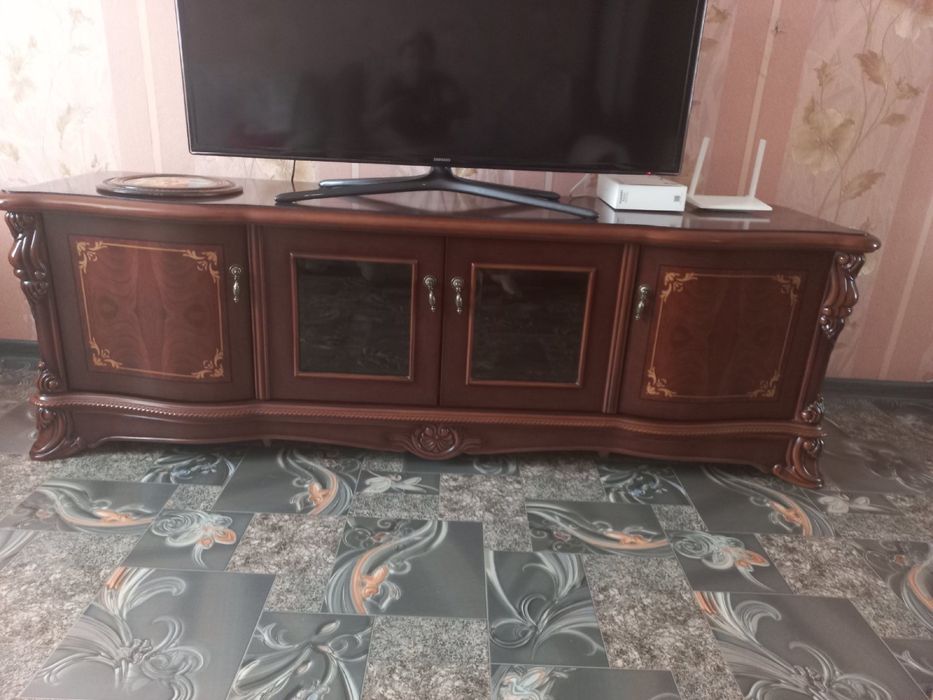 Тумба з дерева майже ідеал.