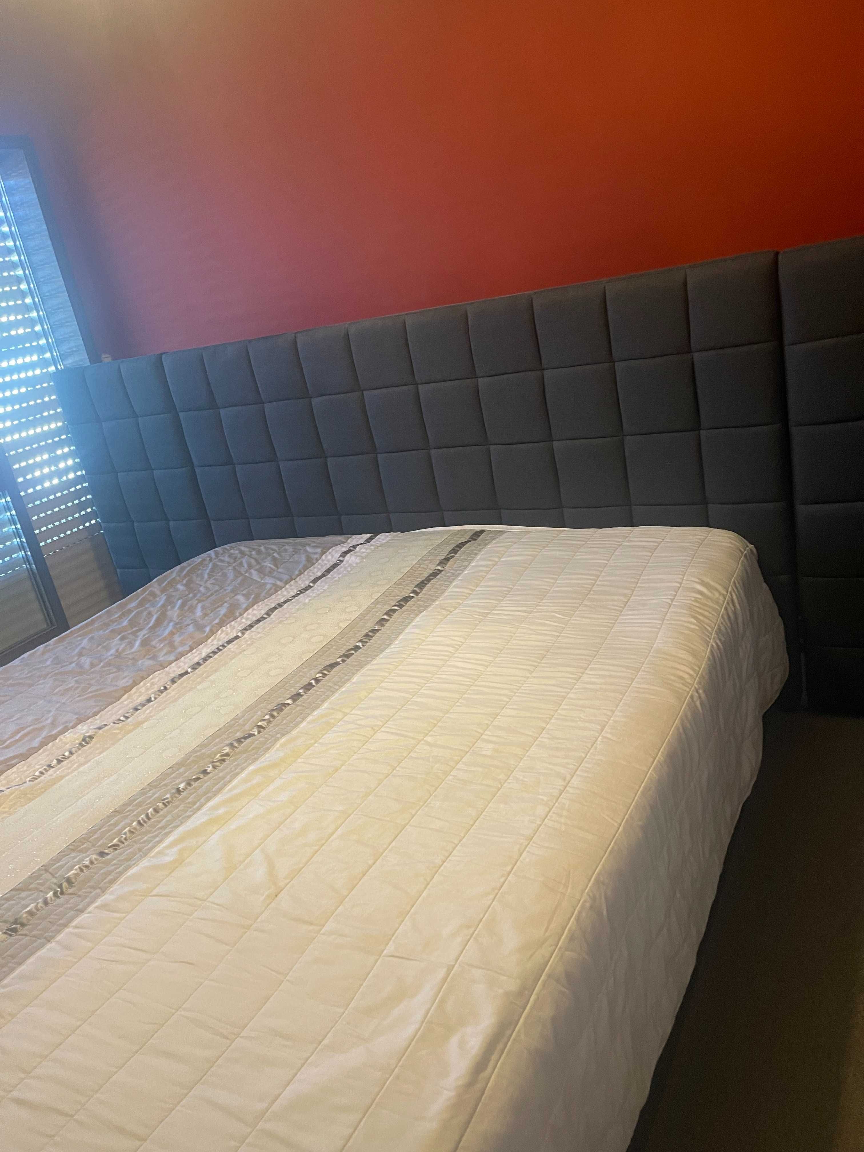 Cama de casal em tecido cinzenta