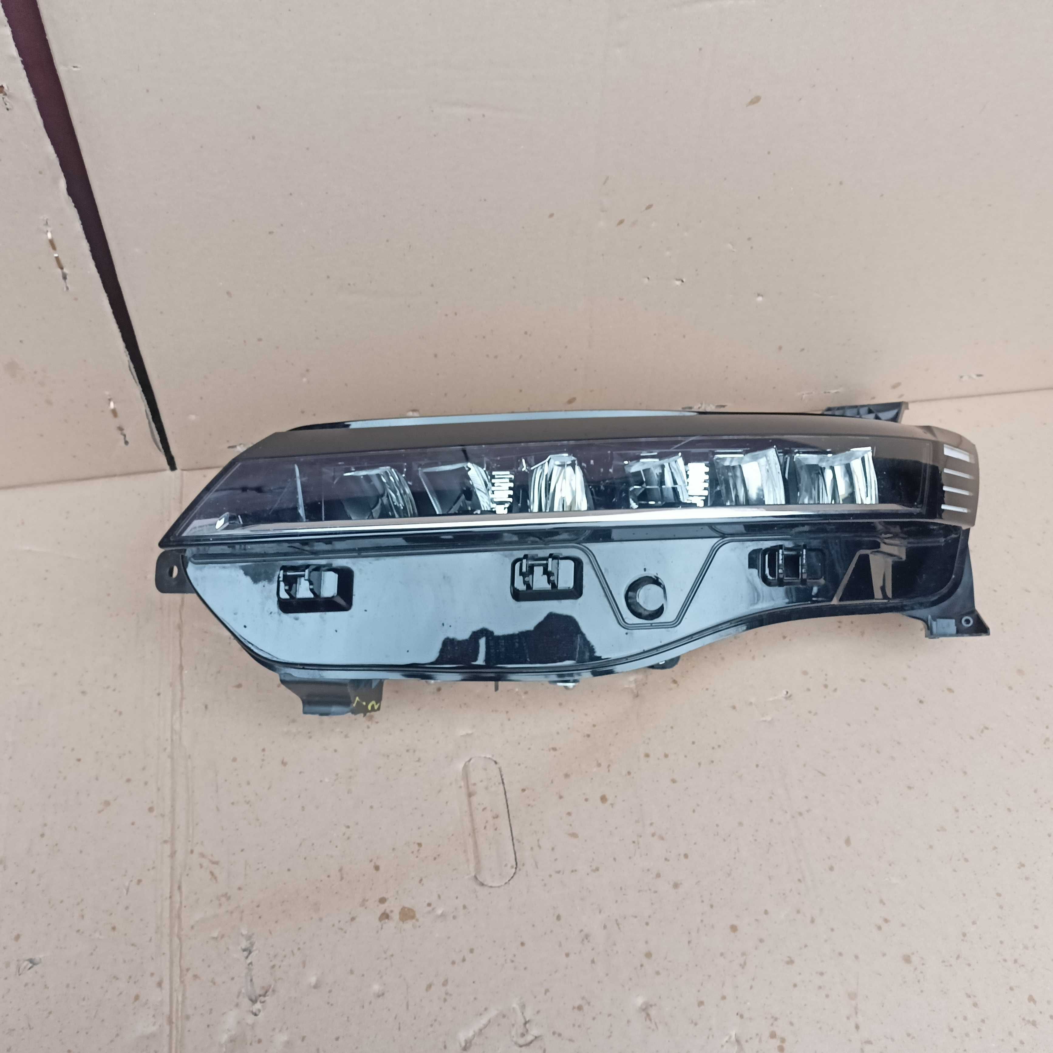 Reflektor Pure Led Vision Renault Megane V E-Tech 2023  260606,256R