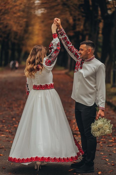 Продаю вишитий комплект плаття з шлейфом та чоловічою сорочкою