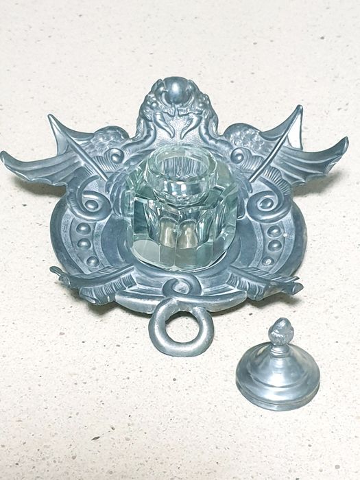 Raro antigo tinteiro em estanho com motivo de dragões