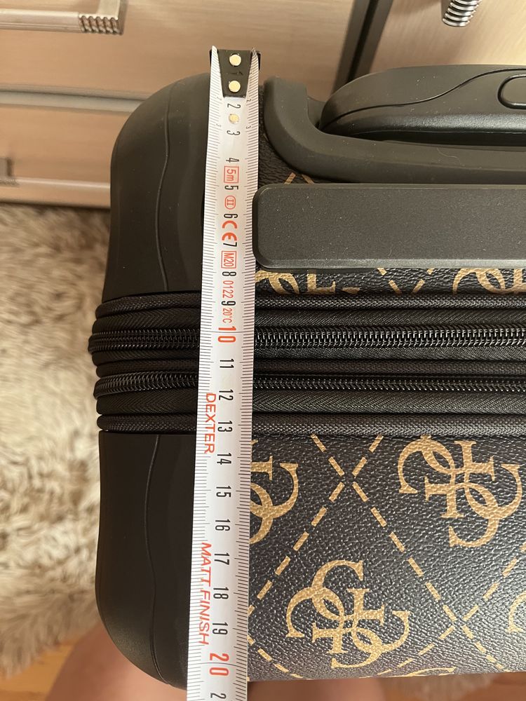 Guess mała twarda walizka Berta travel r S TSA logowana monogram