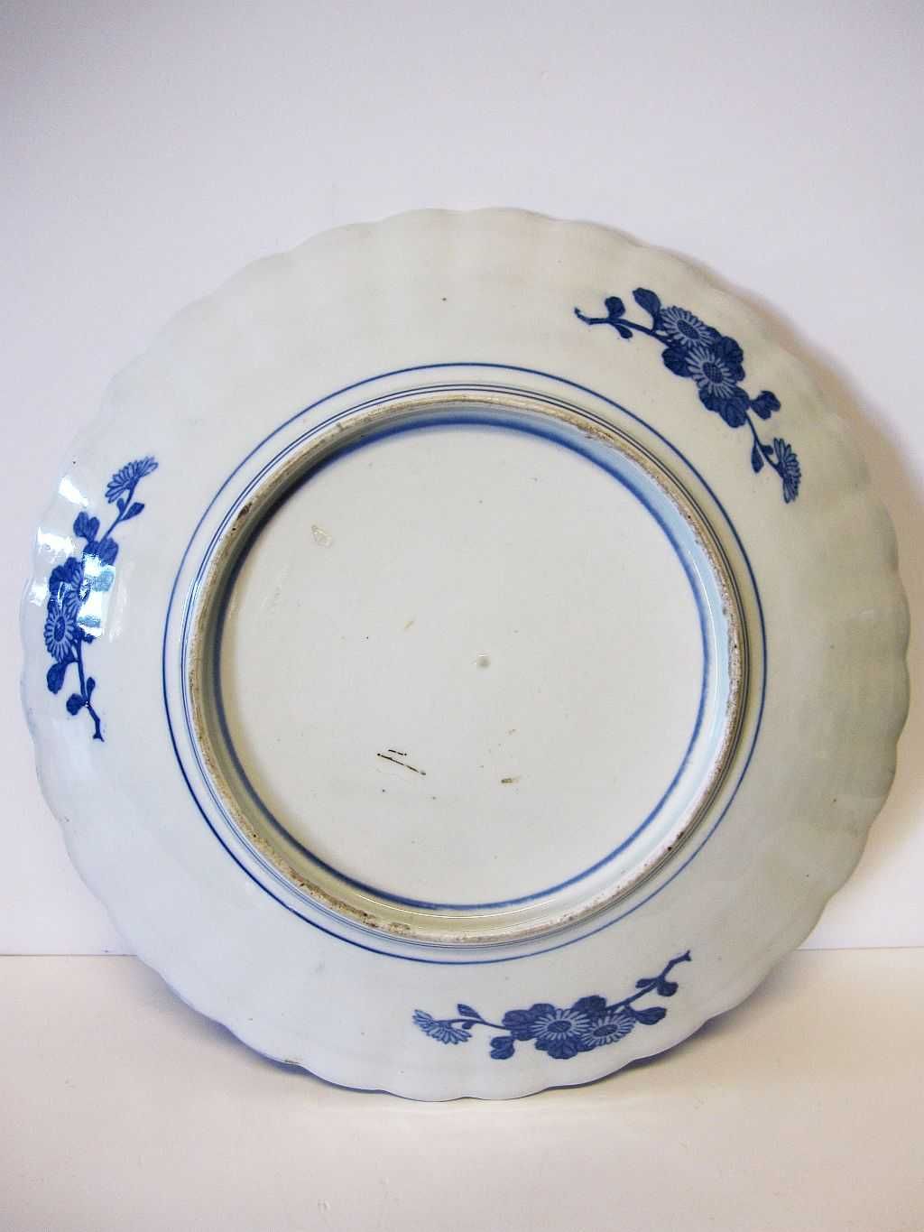 raro antigo prato asiático em porcelana com leques e flores -31 cm