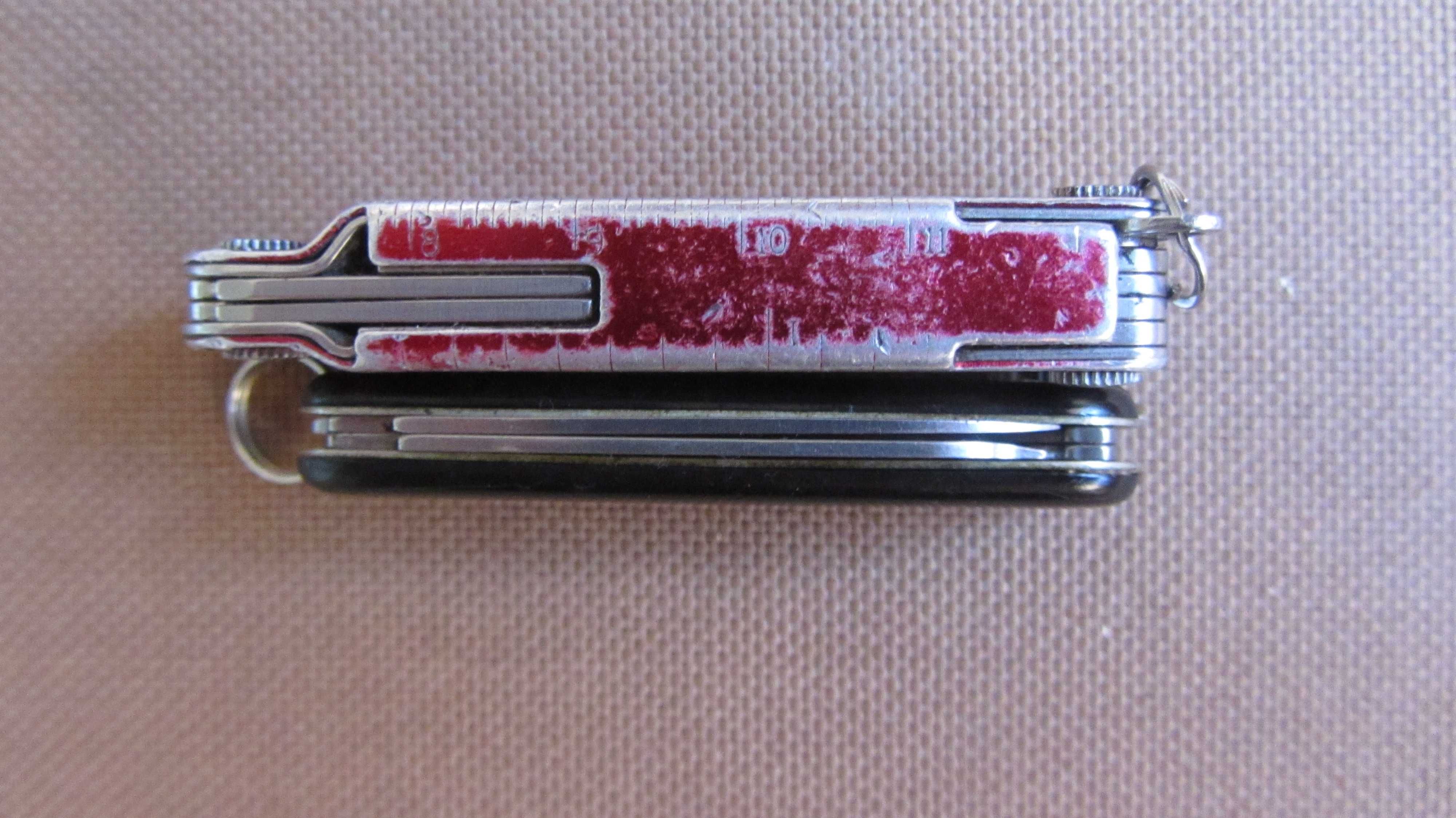 Одним лотом Victorinox Classic та Leatherman Micra. Б/у.