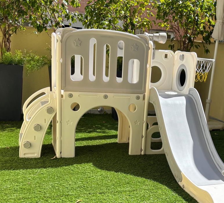 Parque infantil exterior com escorrega