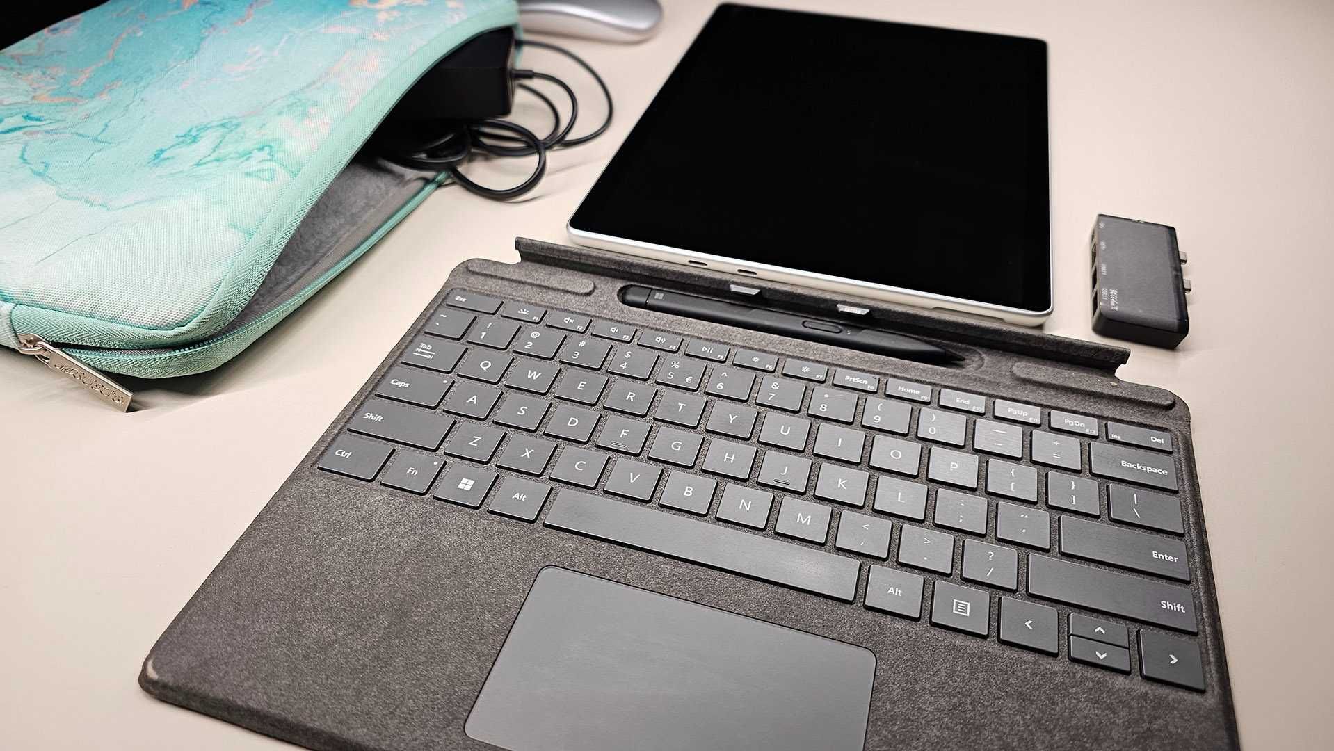 Microsoft Surface Pro 9 Intel Core i5-1235U / 8GB RAM / 256GB SSD