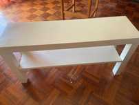 Mesa de centro (branca, com algumas marcas de uso)