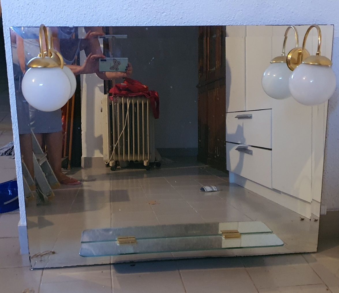 Espelho de casa de banho com iluminação