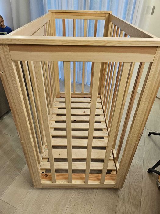 Łóżeczko 140 x 70 na kółkach z materacem