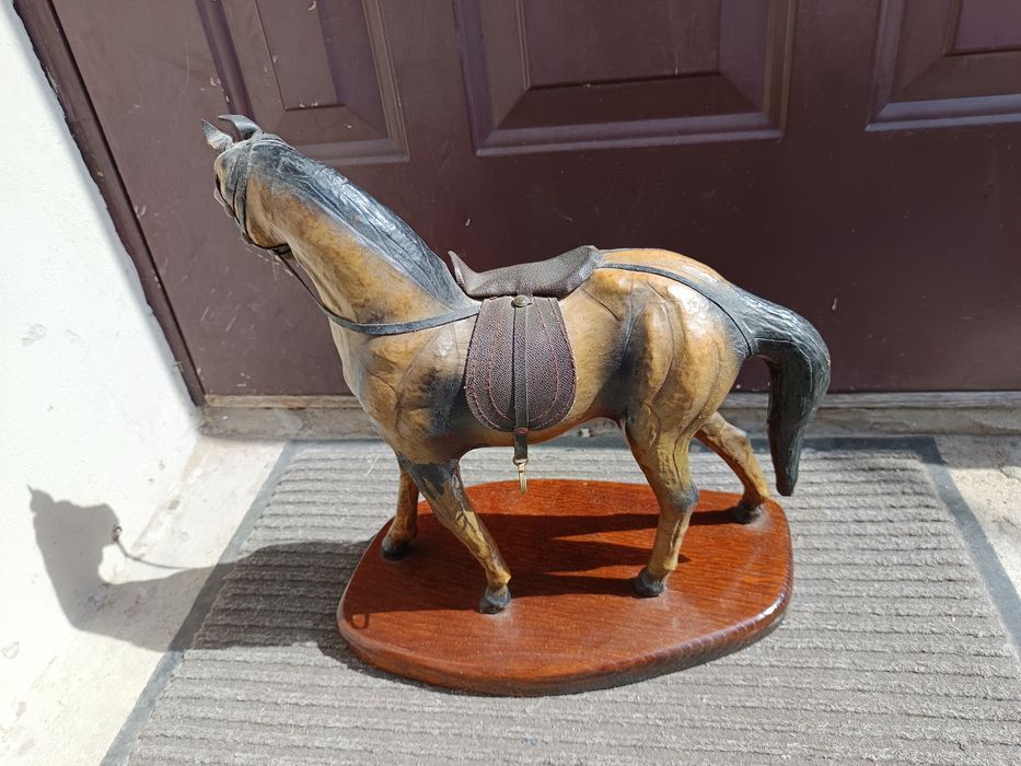 Stara vintage piękna skórzana figurka konia na podstawie