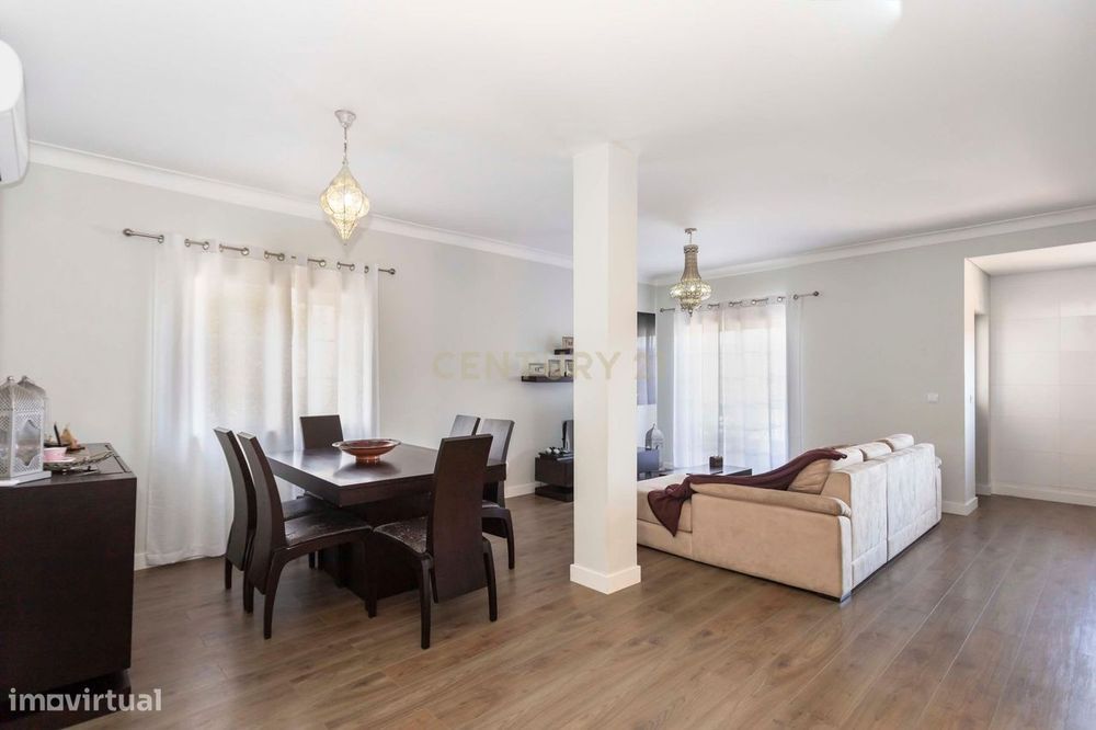 Moradia T4 c/ cave, r/c e 1º piso em lote c/ 402 m2 - renovada