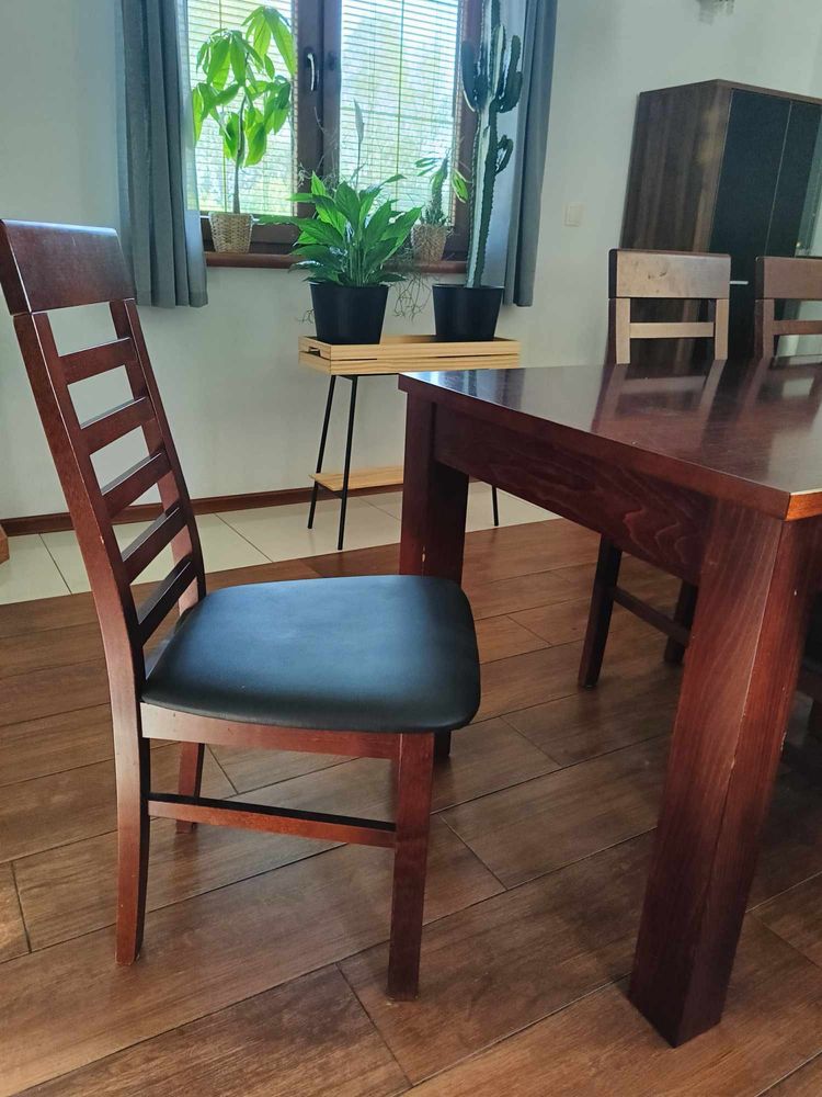 Stół w okleinie drewnianej i 6 drewnianych krzeseł